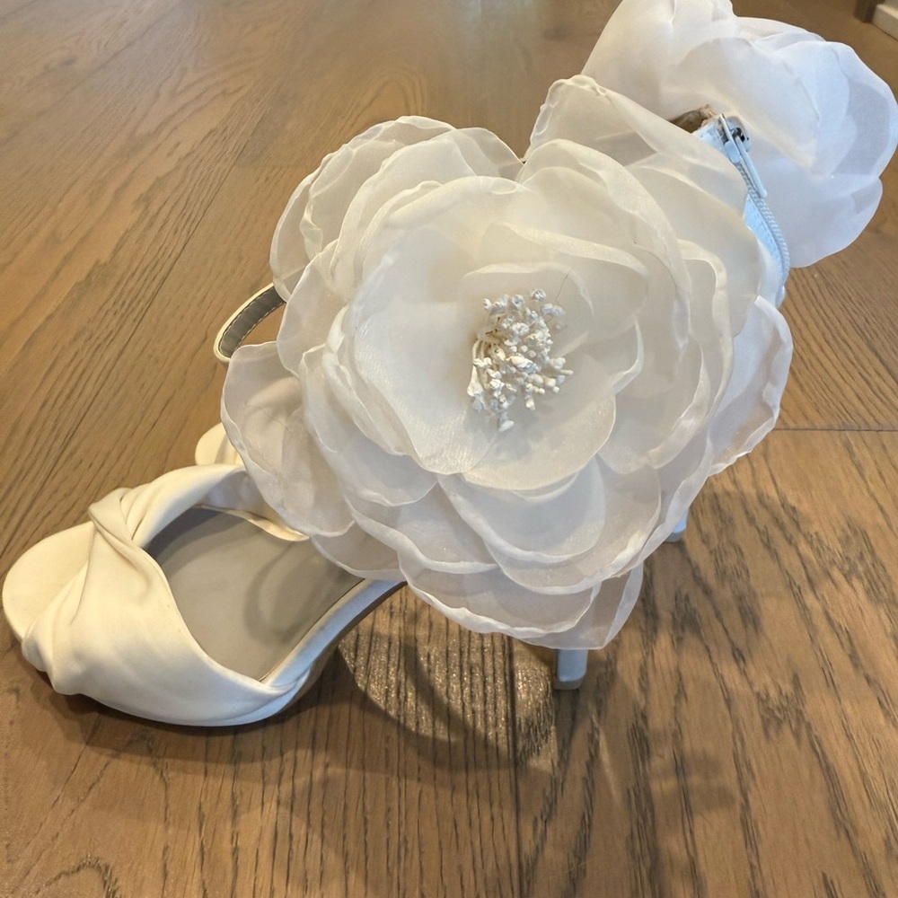 Elegant White Floral Women's Bridal Vera Wang Heels